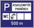 Ungarisches Schild weist auf einen Rastplatz mit WC und Wasserstelle in 500&nbsp;m hin