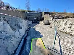 Grundsteinlegung. Chor ist im Hintergrund zu erkennen