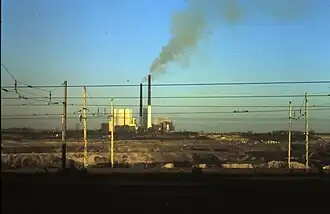 Kraftwerk Offleben 1975 in Betrieb (im Vordergrund der Tagebau Alversdorf)