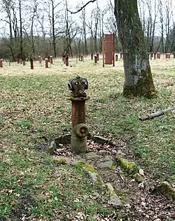 Hydrant des KZ Husum-Schwesing (im Hintergrund das Stelenfeld)