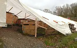 Die als Blockbergung stückweise gesicherten Fundamente des ausgegrabenen Blocks&nbsp;4, 2017