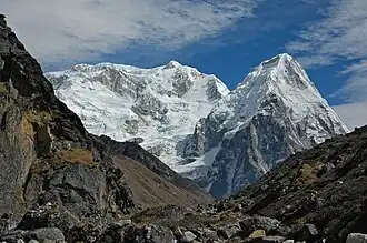 Kabru Süd (Mitte) und Rathong (rechts) von Nepal aus