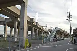 Endstation Kachigawa, links die Chūō-Hauptlinie