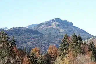 Kackenköpfe von Jauchen. Die Spitze am linken Bildrand ist der Hohe Ifen. Unmittelbar links der Kackenköpfe sind die Oberen Gottesackerwände