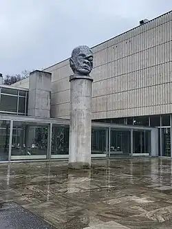 Januskopf von Kader Attia, Geschenk von Christen Sveaas, Vorplatz des Kunsthauses