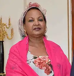 Kadra Mahamoud Haid 2017. Porträt einer hellhäutigen afrikanischen Frau mit Rosa Umhang und passendem Kopftuch.