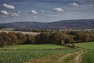Kahlheid (links) mit Fernmeldeturm und Erbeskopf (rechts) mit Radom aus Nordwesten oberhalb Thalfang