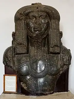 Kopf einer Kolossalstatue Amenemhets&nbsp;III. im Priesterornat mit umgelegtem Pantherfell aus Fayyum