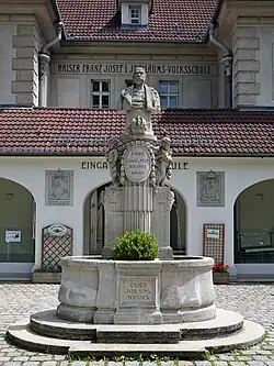 Kaiser Jubiläums-Brunnen mit Denkmal und Schule in Mauerbach