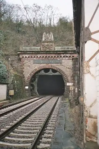 Cochemer Portal des Kaiser-Wilhelm-Tunnels; zu erkennen sind die Reste der Lüftungsanlage