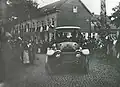 Der Wagen mit Kaiser Wilhelm II. biegt vom Markt in der Brückenstraße ein