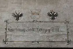 Kay[serlich] König[liches] Stadt Polizey amt – Aufschrift des frühen 19. Jhs. an der Fassade zur Dr.-Streiter-Gasse