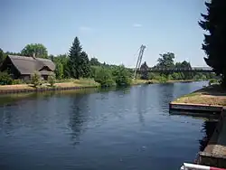An der alten Fähre in Kaisermühl, Fußgängerbrücke über den Kanal im Hintergrund, Oder-Spree-Kanal