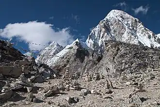 Pumori, davor der Südgipfel des Kala Patthar (hellbraun)
