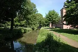 Der durch den Landschaftsarchitekten Maximilian Friedrich Weyhe kanalisierte Schwarzbach im Schlosspark Kalkum (2014)