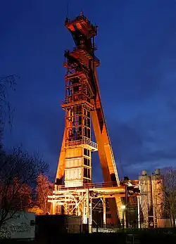 Angestrahlter Schacht Grillo 1 in den Abendstunden, 2008; Grillo&nbsp;2 wurde abgerissen.