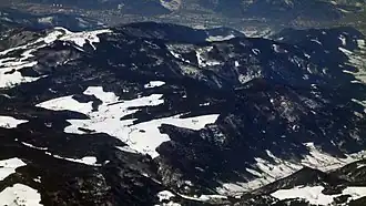 Der Kandel (oben links) zwischen den Tälern der Wilden Gutach (vorn rechts) und der Elz (hinten)