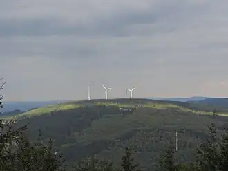 Blick vom Aussichtsturm Hochsteinchen zum Kandrich mit Windpark und Sendemast