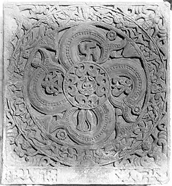 Dhanamitra Ayagapata aus Kankali Tila, ca. 20 v.&nbsp;Chr. aus rotem Sandstein[15]