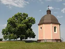 Die Kapelle auf der flachen Berghöhe