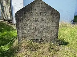 Ein Grabstein neben der Kapelle