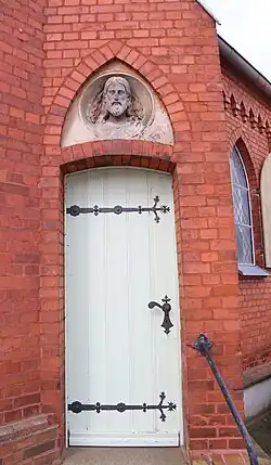 Kapellentür mit Medaillon