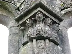 Kapitellverzierung an einem Pfeiler