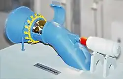 Modell der S-Turbine im Wasserwerk am Hochablass. Den Zulauf der Turbine bildet der trichterförmige Einlass mit dem kegelförmigen Leitwerk. Der Mechanismus zur Verstellung der Leitschaufeln ist Gelb gekennzeichnet. Das Laufrad hat verstellbare Flügel.