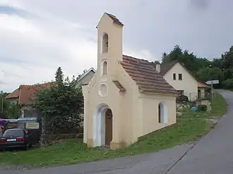 Kapelle auf dem Dorfplatz von Čekanice