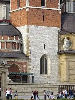 Die Kapelle befindet sich hinter dem gotischen Fenster im Erdgeschoss des Silberglockenturms