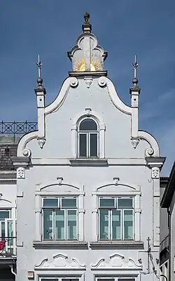 Geknickter Volutengiebel mit zwei Fialenaufsätzen (Kappeln Am Hafen 12)