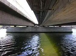 Untersicht der Fahrbahn-Überbauten für die B&nbsp;203 nach Norden zum Klappenpfeiler