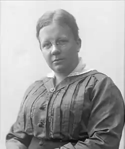 Schwarz-Weiß-Foto einer Frau