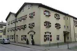 Eines der ehemaligen Arbeiterhäuser der Saline von 1618 am Karl-Theodor-Platz.