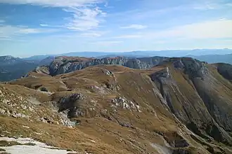 Blick vom Karlhochkogel nach Südosten über die Karlalm, rechts im Bild der Fölzkogel. An dem einzelnen Felsturm links davor befindet sich die Windscharte, im Hintergrund liegt die Mitteralm, im Talkessel zu ihren Füßen die Fölzalm.