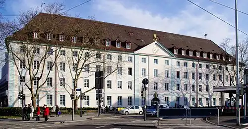 Amtsgebäude 2011, vor Umbau des Platzes und Versetzung des Siegesdenkmals