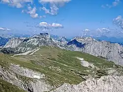 Blick von der Nordwestflanke des Hochwarts nach Westen, der Karlstein mittig vor li. Polster und Ebenstein, re. Griesstein.