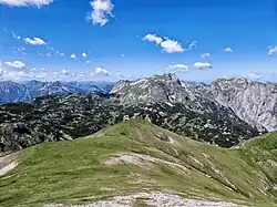 Blick vom Karlstein nach Westen, in der Bildmitte das spitze Karlkögerl, jenseits der Hochalm-Senke der Polster.