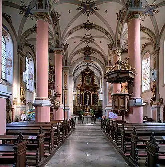 Mittelschiff mit Altar und Kanzel