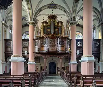 Innenraum mit Blick zur Orgelempore