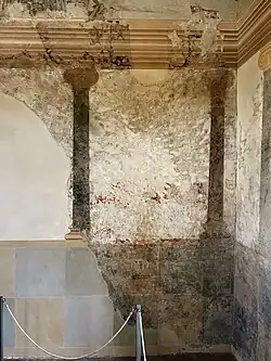 Reste der Karolingischen Architekturmalerei an der Nordost-Wand