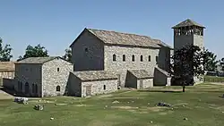 Fotorealistische Rekonstruktion der um 780 errichteten Pfalzkapelle als Vorgängerbau zur Zeit der Karolinger