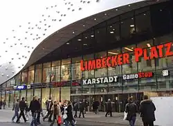 Eingang zum gleichnamigen Einkaufszentrum