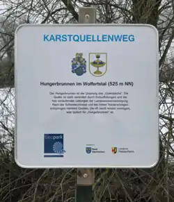 Infotafel am Karstquellen­weg beim Hungerbrunnen