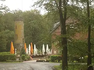 Elfbuchen mit Elfbuchenturm und Waldhotel Elfbuchen; Blick von naher Waldweg- und Fahrwegkreuzung aus Richtung Südwesten