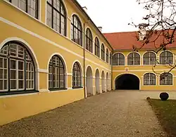 Offener Arkadengang der Nordfassade