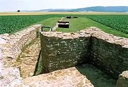 Teilrekonstruierte Prätorialfront 1991: Blick von Westen auf die Wehrmauer