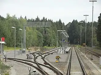 Blick in Fahrtrichtung Altötting auf den Mittelbahnsteig mit Personen- und Anschlussgleisen