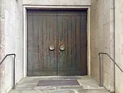 Eine von zwei Flügel-Fronttüren der Kath. Pfarramt St. Maria in Meckenbeuren aus Kupfer gefertigt von Erich Stadler