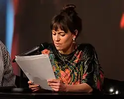 Katharina Bach schaut während einer Lesung konzentriert in ihr Manuskript